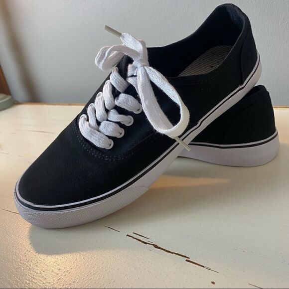 A new day black and white sneakers - Picture 7 of 7